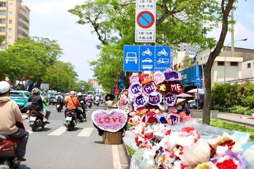Đường phố TPHCM ngập tràn sắc hoa dịp 8/3