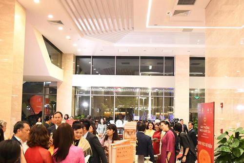 Không gian trưng bày sách tại Giải thưởng Sách Quốc gia lần thứ VIII thu hút độc giả