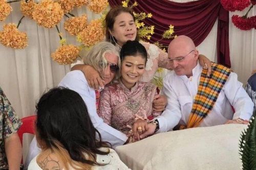 Người phụ nữ Thái Lan cưới cùng lúc hai người đàn ông