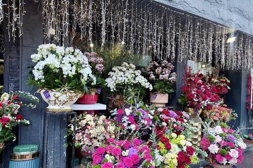 Thị trường quà tặng 8.3: Rạng rỡ hoa tươi thiết kế, đa dạng hoa sáp đóng hộp