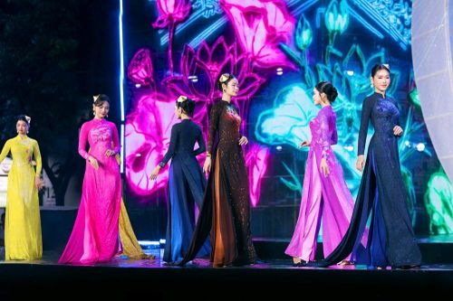 Đỗ Trịnh Hoài Nam đưa cảm hứng tranh đá quý Yên Bái vào áo dài