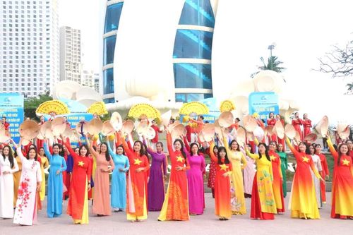 Khánh Hòa: Rực rỡ màn trình diễn của 3.000 tà áo dài vinh danh di sản Việt