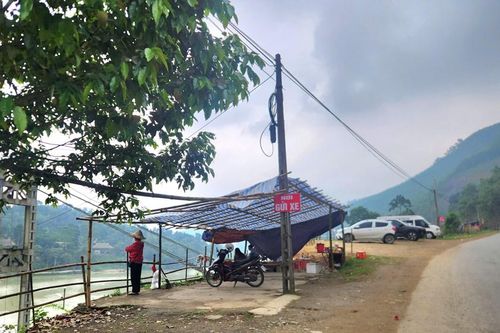 Bản Mạ hút khách đầu xuân, bãi giữ xe tự phát ngang nhiên mọc trên tỉnh lộ 519