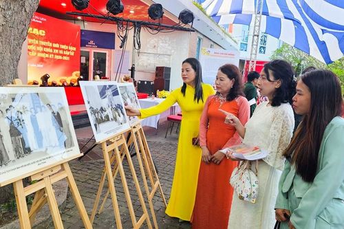 Đà Nẵng trưng bày tài nguyên thông tin và tuyên truyền, giới thiệu sách chào mừng Ngày bầu cử