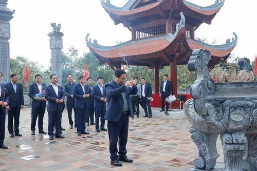 Thủ tướng dâng hương tưởng niệm Chủ tịch Hồ Chí Minh và các Anh hùng, liệt sĩ