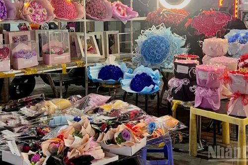 Nhộn nhịp 'thị trường' quà tặng ngày 8/3