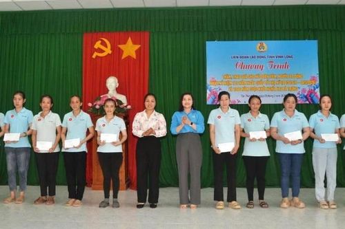 Trao 790 phần quà cho nữ đoàn viên, người lao động tại Vĩnh Long
