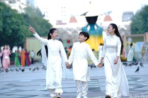 Sắc màu với những tà áo dài truyền thống