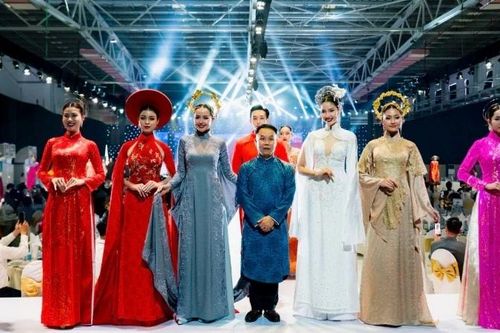 Tôn vinh vẻ đẹp phụ nữ Việt qua tà áo dài truyền thống