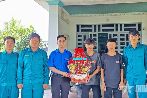 Anh em song sinh chung nhịp bước quân hành