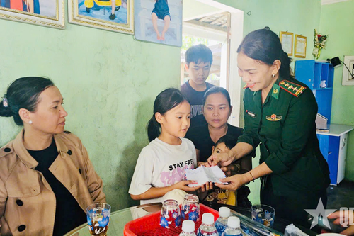 Ấm áp bàn tay mẹ đỡ đầu Biên phòng
