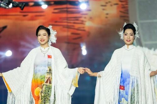 Dệt ký ức quê hương trên tà áo dài