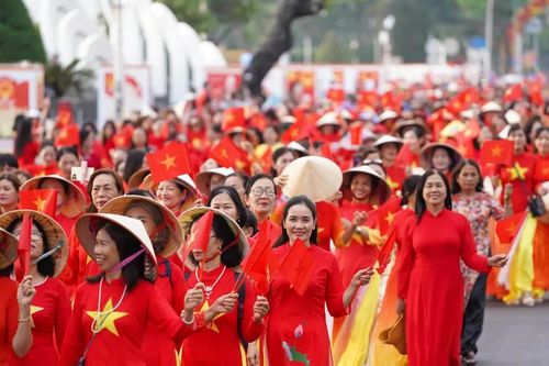 Hơn 3.000 người tham gia diễu hành áo dài tại đường ven biển Nha Trang