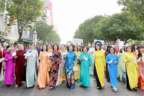 Hơn 58.000 người đồng diễn áo dài tại TPHCM