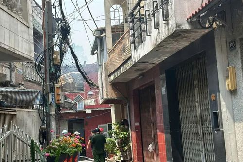 TPHCM: 5 căn nhà bị cháy trên đường Thái Phiên, phường Minh Phụng
