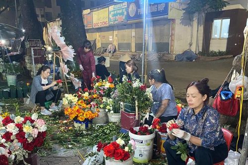 Quá tải đơn đặt hoa ngày 8/3, nhiều cửa hàng làm việc xuyên đêm