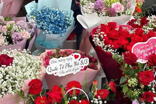Hoa tươi Hà Nội đội giá dịp 8/3, người mua vẫn đông