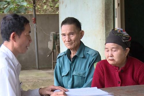 Chuyện 'phiên dịch lá phiếu' giữa đại ngàn xứ Thanh