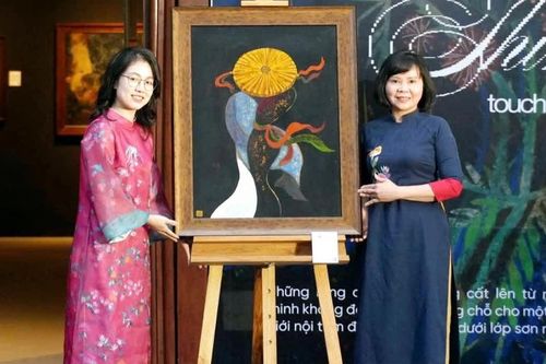 'Chạm vào Thinh không': Khám phá thế giới nội tâm đầy màu sắc của nữ họa sĩ khiếm thính Dương Linh Đan