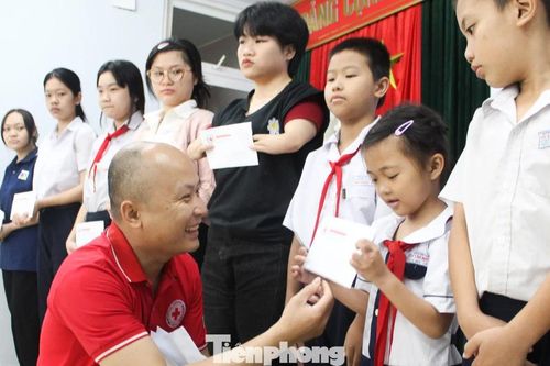 Tiếp tục hỗ trợ học sinh và người dân chịu ảnh hưởng bão lũ ở Đà Nẵng