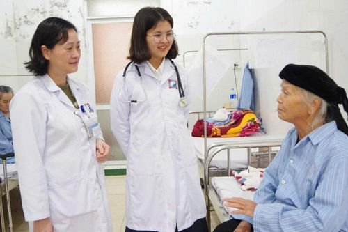 Cô học trò nghèo trở thành bác sĩ nhờ tấm lòng của những người lính