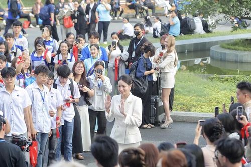 Hàng nghìn người xếp kín sân trường tham gia Chủ Nhật Đỏ