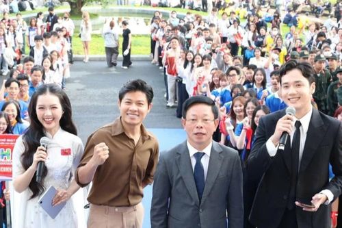 Hàng nghìn sinh viên vỡ òa cùng Hoa hậu Thanh Thủy, nhạc sĩ Nguyễn Văn Chung tại Chủ Nhật Đỏ