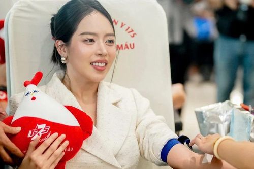 Thanh Thủy, Cẩm Ly cùng hàng nghìn sinh viên hiến máu