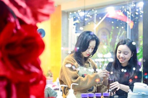 Giới trẻ Hà Nội rộ mốt tự pha chế nước hoa độc bản
