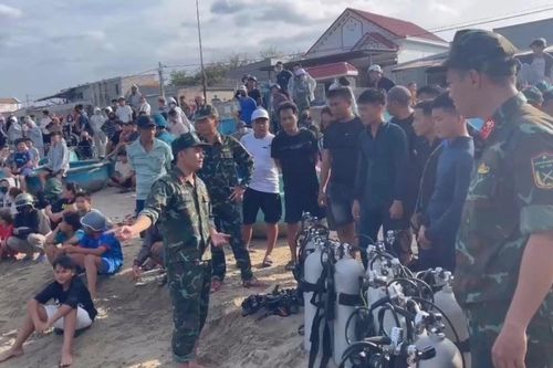 Tuột áo phao, bé trai bị sóng đánh trôi