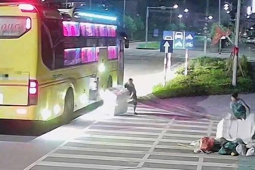 Nhân viên xe khách dừng ven đường để 'làm bậy' và cái kết