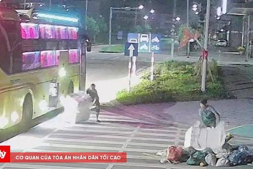 Công an làm việc với người đổ rác giữa đường Võ Nguyên Giáp