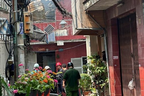 Cháy nhà trong hẻm giữa trưa, khu dân cư ở trung tâm TPHCM náo loạn