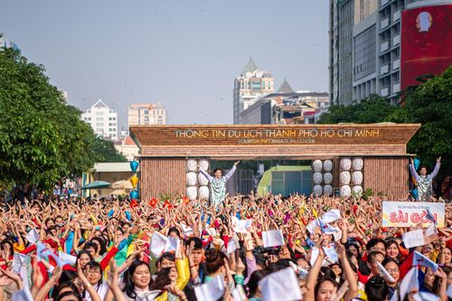 3.000 người đồng diễn áo dài trên phố đi bộ Nguyễn Huệ mừng ngày 8/3