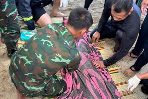 Tìm thấy thi thể bé trai 9 tuổi đuối nước do tắm biển khi sóng lớn