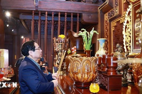 Thủ tướng dâng hương tưởng niệm Bác Hồ và các Anh hùng liệt sỹ tại Điện Biên