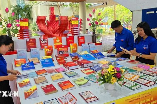Đà Nẵng trưng bày thông tin, giới thiệu sách chào mừng bầu cử