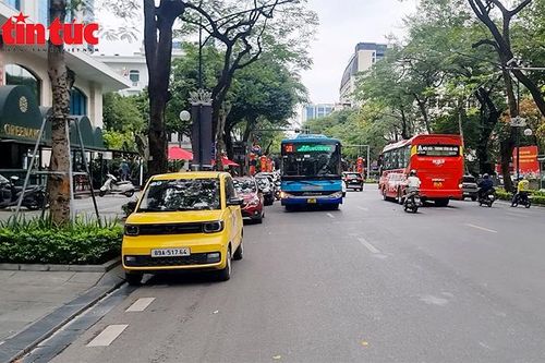 Ô tô chiếm dụng điểm dừng xe buýt, hành khách đối mặt mất an toàn giao thông