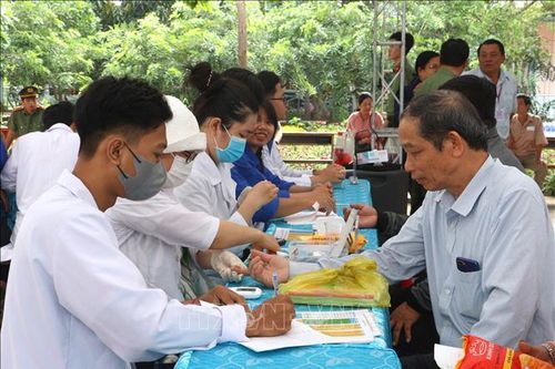 Khám bệnh, cấp thuốc miễn phí cho 4.000 người dân Vĩnh Long và vùng lân cận