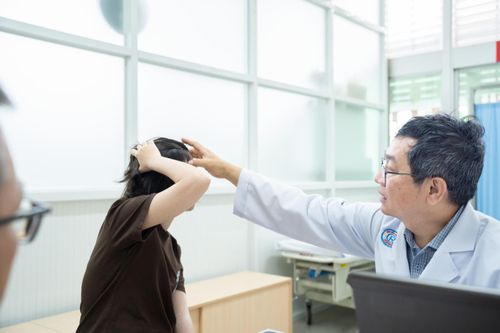 Phẫu thuật bắc cầu động mạch não giúp nữ bệnh nhân trẻ thoát khỏi liệt mặt, tay