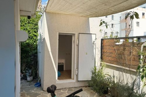 Tự đặt hầm trú ẩn trong sân nhà vì lo tên lửa, cặp vợ chồng ở Tel Aviv bị truy tố