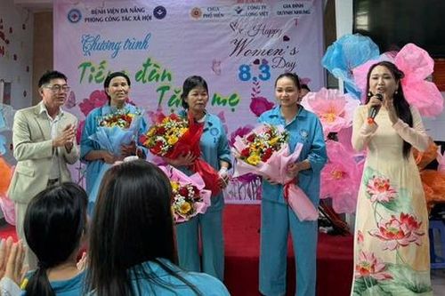 Rộn tiếng đàn mừng Ngày Quốc tế phụ nữ với những 'bông hồng thép' ở khoa Ung bướu
