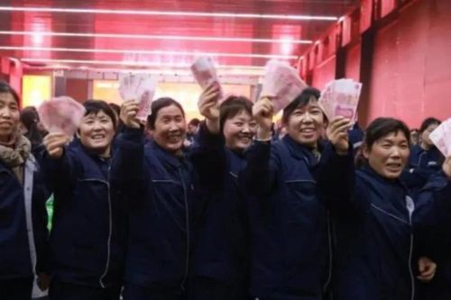 Ông chủ hào phóng nhất Trung Quốc phát tiền 'khủng' cho nữ nhân viên nhân ngày 8/3