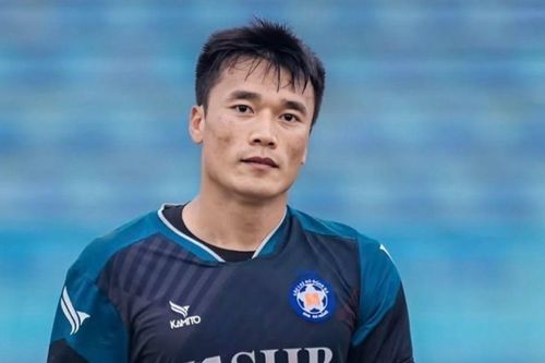 Thủ môn Bùi Tiến Dũng bị thay thế