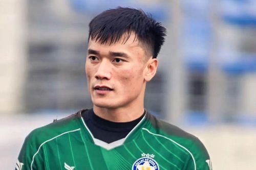 Tiếc khi thủ môn Bùi Tiến Dũng bị gạch tên hết mùa