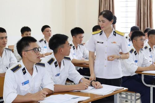 Nữ giảng viên tận tâm với sự nghiệp 'trồng người' trong Quân chủng Hải quân
