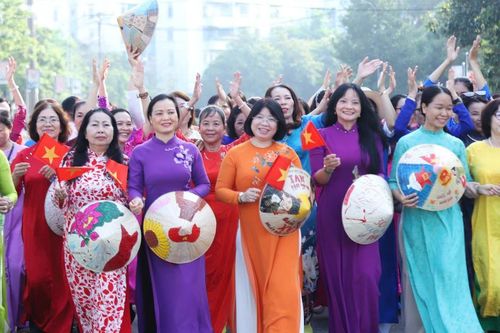 TPHCM: Hơn 1.200 phụ nữ diễu hành áo dài, đồng diễn dân vũ kỷ niệm Ngày 8/3