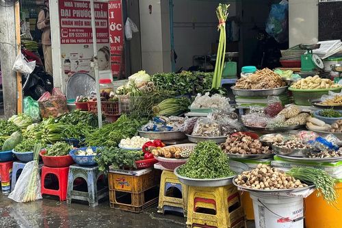 Xăng dầu tăng giá, tiểu thương gồng mình giữ giá thực phẩm