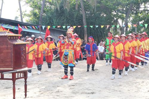 Nhịp chèo bả trạo và ước vọng bình yên của phụ nữ xã đảo