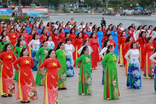 500 hội viên, phụ nữ Gia Lai đồng diễn, diễu hành áo dài để lan tỏa khát vọng phát triển